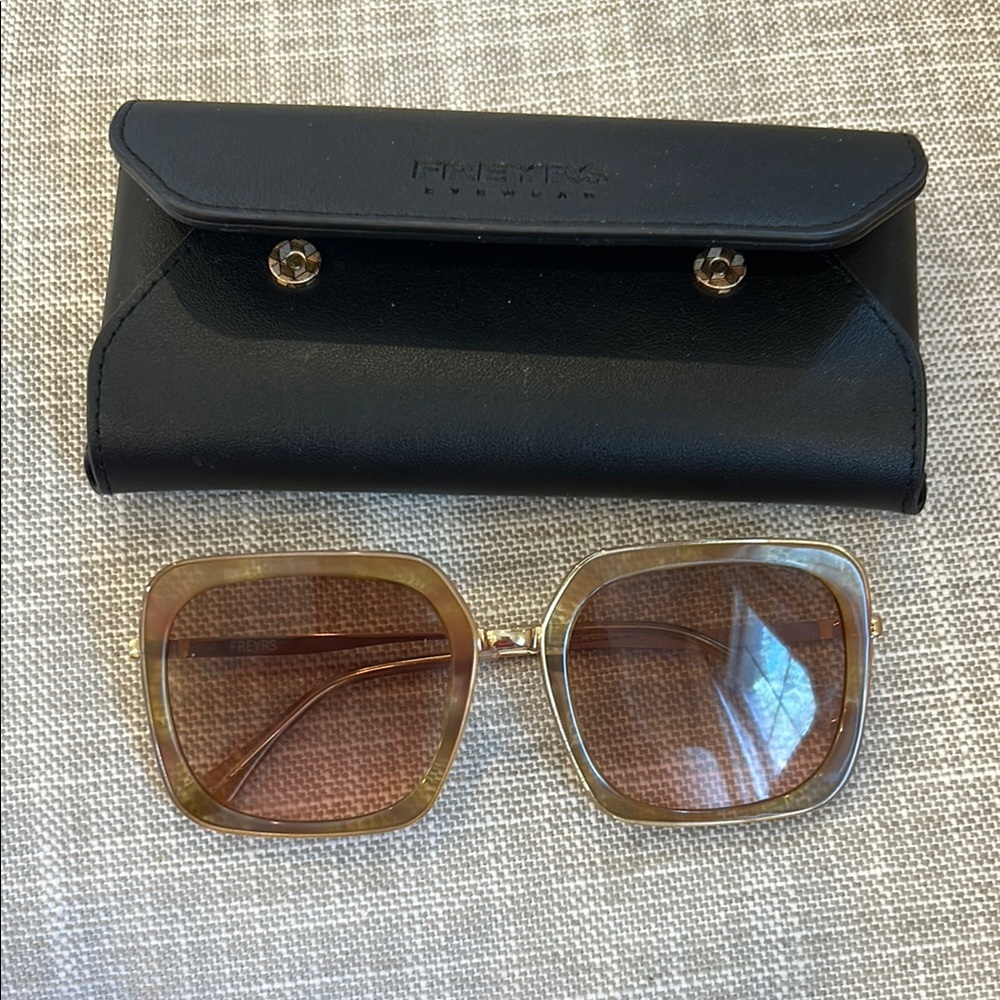 Freyrs Women’s Fashion Square Sunglasses